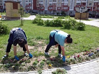 ул.Пионерская д.30 к.5,6-прополка клумб и цветников