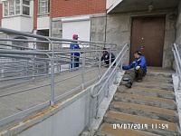 Окраска металлических ограждений пандусов по ул. Пионерской д. 30 корп. 5 и 4 