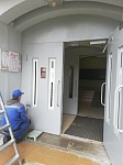 ул. Пионерская д.30 к.6, окраска входных дверей