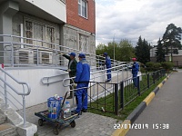Пионерская д.30 корп.5-проводится окраска входных групп и ремонт ступеней крылец