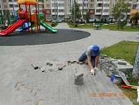 Проводится ремонт брусчатки на детской площадке по ул. Пионерской, д.30, корп.5 