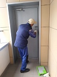 ул. Пионерская, д.30 к.9, 2 подъезд-окраска металлических дверей лоджий на третьем и четвертом этаже