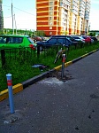 Пионерская д.30 к.5 установка ограничительных столбиков на проезжей дороге