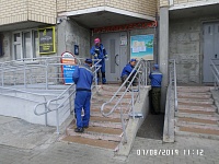 ул. Пионерская д.30, корп.8 - выполнена окраска металлических ограждений  входной группы нежилого помещения №7