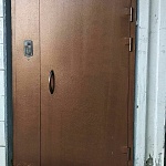 пр-т Космонавтов д.11, под.5,4 -окраска дверей входных домофонных.
