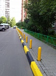 Мытищи, ул. Юбилейная, д.40 к.1 - покраска бордюрного камня и столбиков