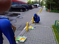 Мытищи, ул. Юбилейная, д.40, к.1 - покраска столбиков на пешеходном тротуаре