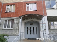 ул.Пионерская д.30 корп.5 выполнен монтаж козырька центрального входа подъезда №1