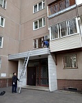 пр-т Космонавтов д3а.   Очистка козырьков входных групп.