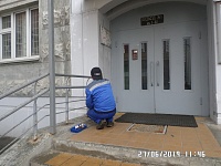 Окраска перил входной группы 1 подъезда дома 30 корп. 5 по ул. Пионерская