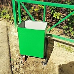 Пр-т Космонавтов, д. 11, 4 подъезд - установка урны.