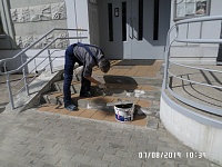 ул. Пионерская д.30, корп.5, подъезд 5 - проводится ремонт ступеней входной группы