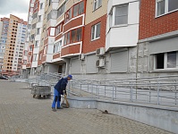 Уборка территории у дома 30 корп.6 по ул. Пионерской
